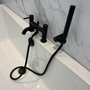 black faucet sink