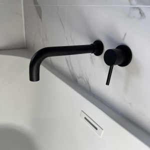 black faucet sink tap
